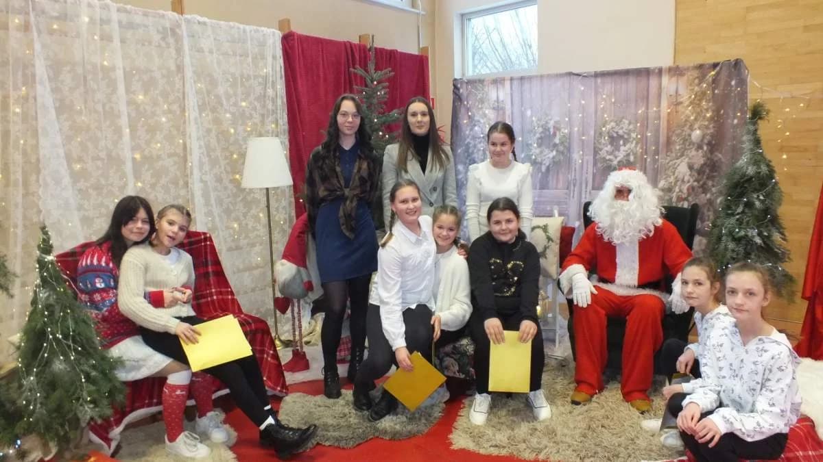Kiermasz Bożonarodzeniowy w szkole w Chrzanie — zdjęcie 6 z 16