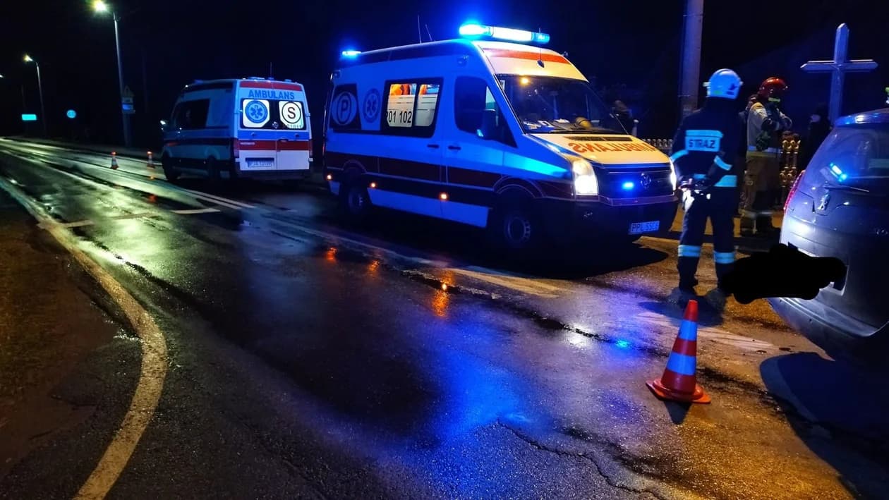 Zderzenie dwóch aut na DW 443