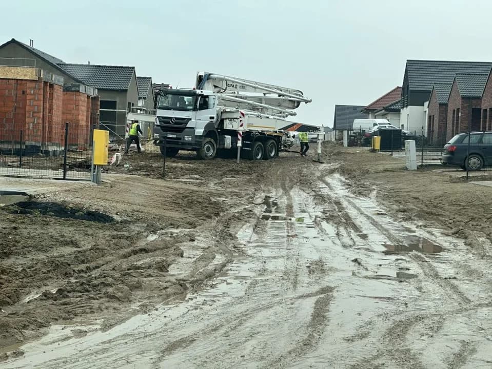 Jarocin Ogrody. Spółka naprawia drogę, mieszkańcy dbają, inwestor rozjeżdża. Jest też deklaracja  [ZDJĘCIA, SONDA]
