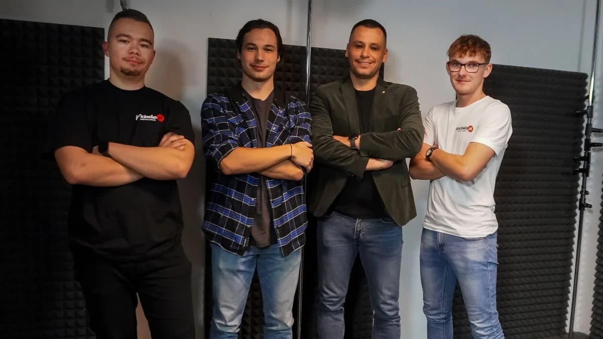 Igor Bogaczyński i Mateusz Gościniak z autorami podcastu - Jakubem Piotrowiczem i Szymonem Marcinkiem
