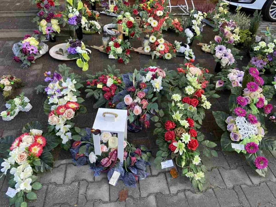 Ile w tym roku zapłacimy za znicze i wiązanki na groby?