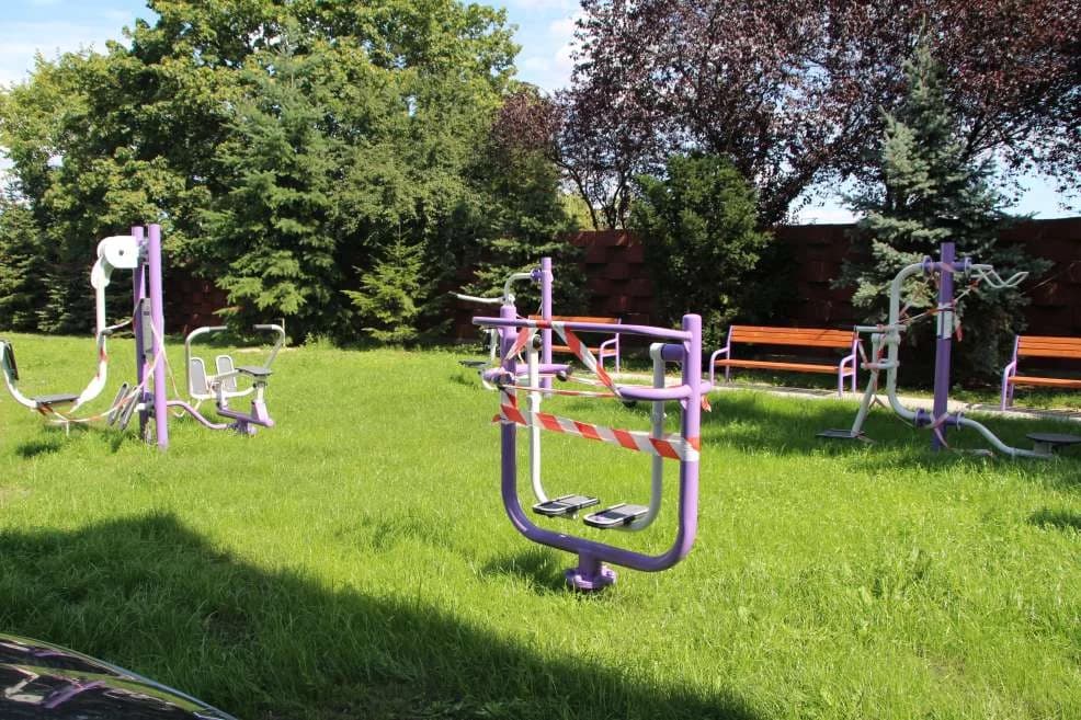 Siłownia i plac zabaw przy Szpitalu Powiatowym w Jarocinie — zdjęcie 2 z 7