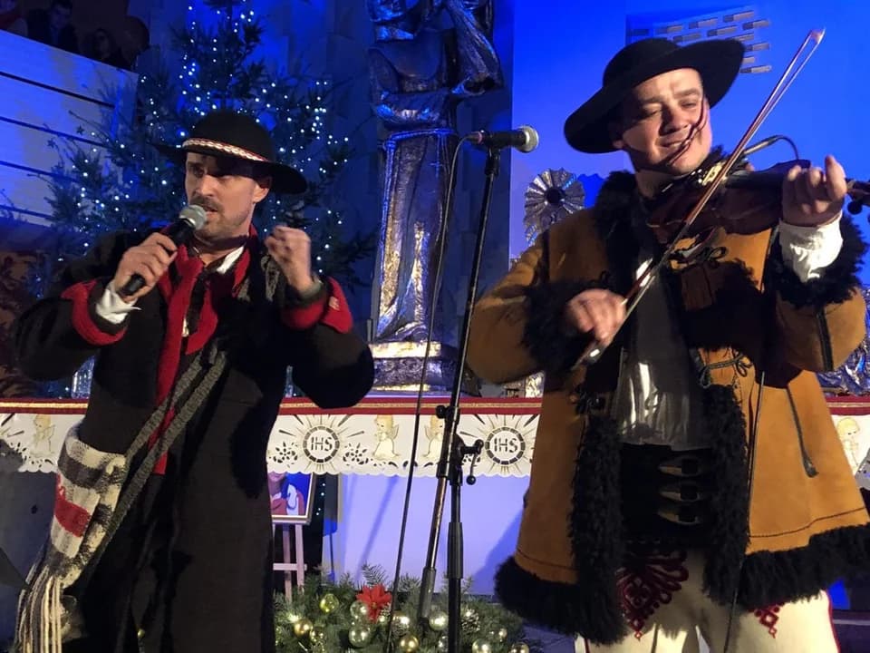 Jarociniacy kolędowali razem z góralami. Koncert na 90-lecie franciszkanów — zdjęcie 5 z 135