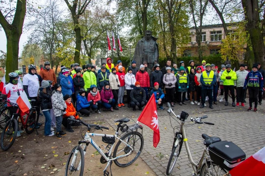 75 osób przejechało 106 kilometrów. Sztafeta Niepodległościowa z RoweLOVE Jarocin [ZDJĘCIA]