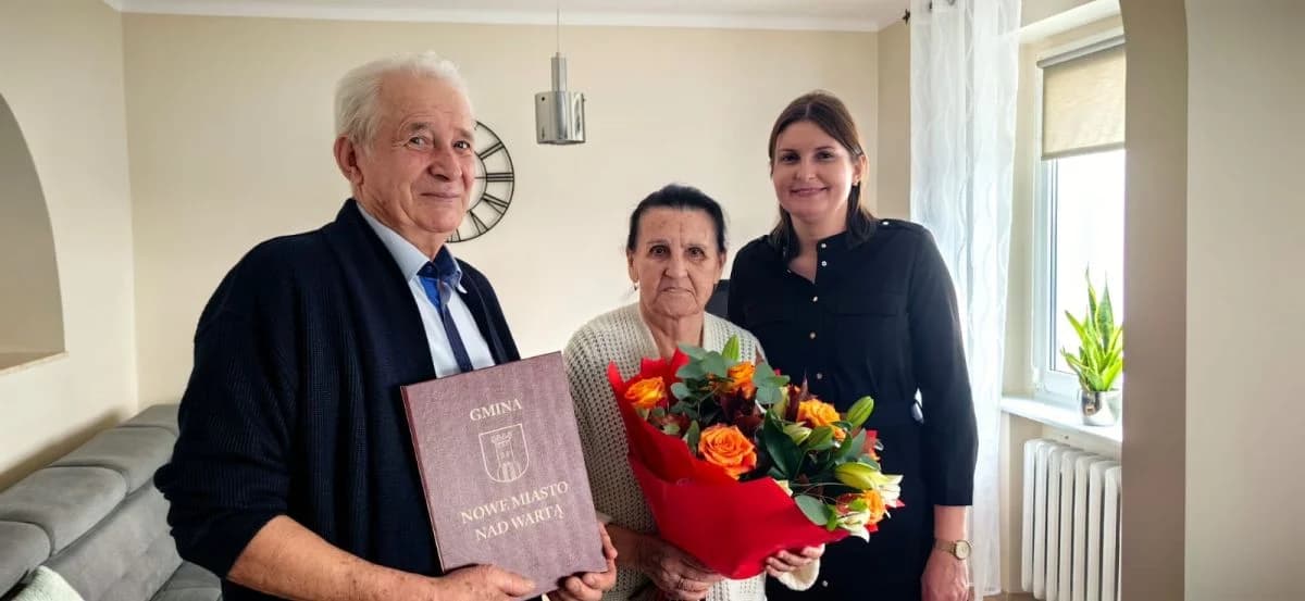 Obie pary odwiedzili wójt Wiesław Schreiber wraz z Małgorzatą Szeszułą, zastępcą kierownika Urzędu Stanu Cywilnego w Nowym Mieście — zdjęcie 3 z 4