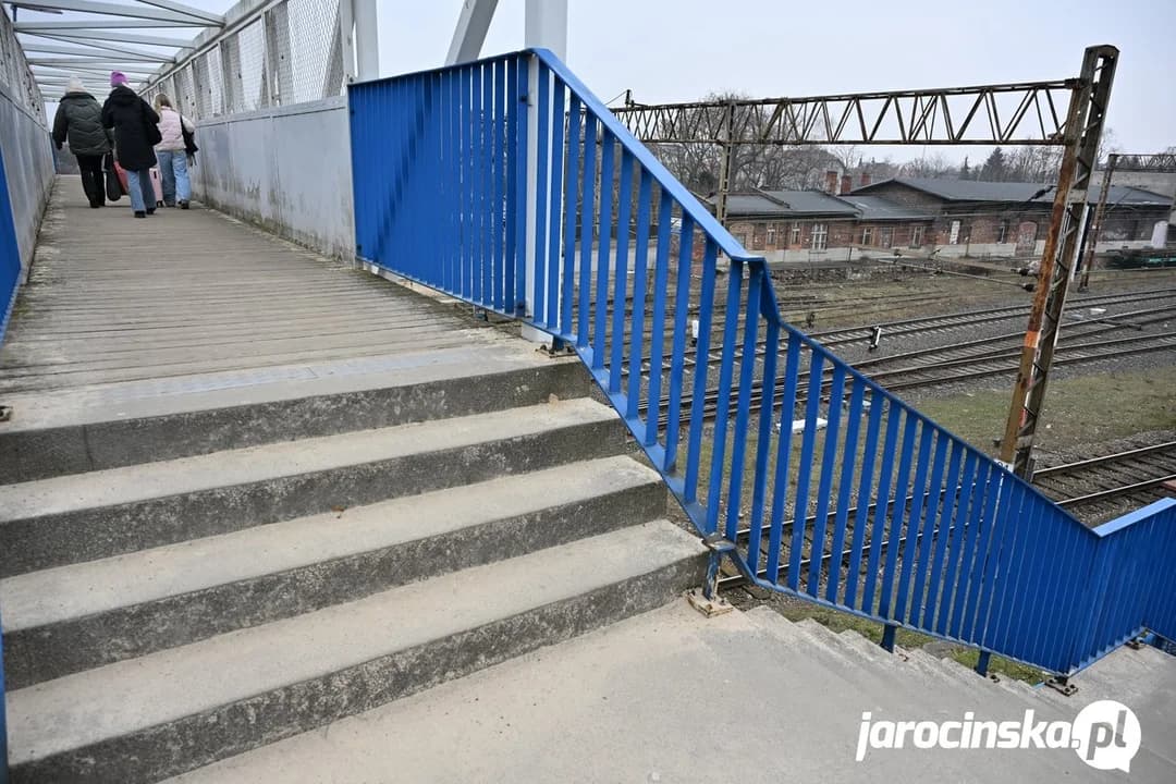 Kładka nad torami prowadząca do Dworca Kolejowego w Jarocinie.