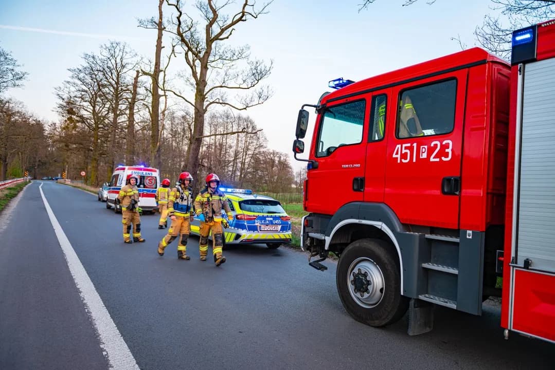 Pijany mężczyzna uderzył quadem w drzewo w Woli Książęcej. Przewoził dziecko — zdjęcie 2 z 12