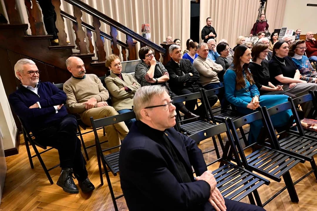 Piotr C. Kowalski to niezwykły artysta, którego nie da się wsadzić w żadne ramy. Podobnie zresztą jak jego dzieła - podkreśliła Beata Frąckowiak-Piotrowicz, która prowadziła spotkanie.