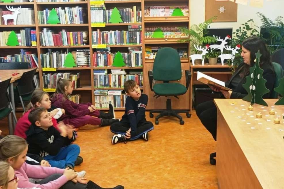 „Mikołajkowe Czytanie” w Bibliotece Publicznej Miasta i Gminy Jarocin — zdjęcie 4 z 80