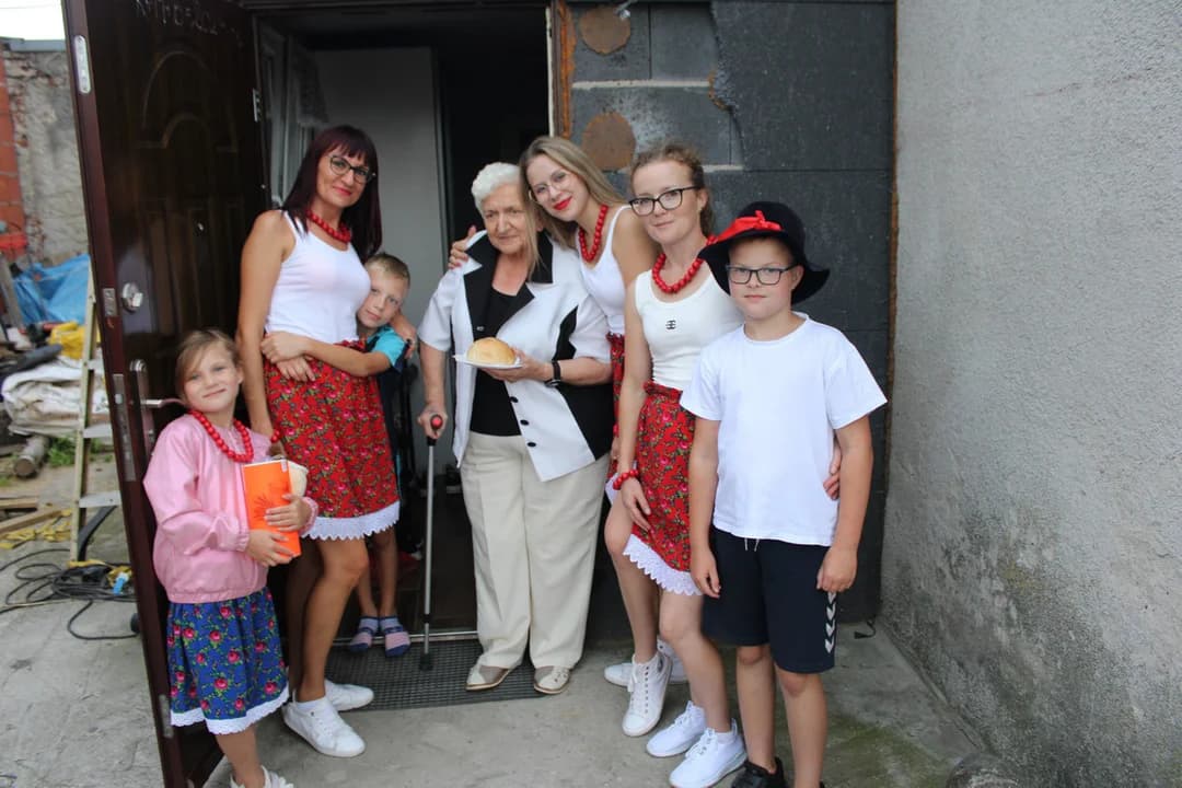 W czasie dożynek w Magnuszewicach zatańczyli też poloneza [ZDJĘCIA] — zdjęcie 5 z 33