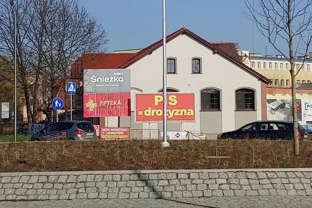 Banner w centrum Jarocina. “PiS = drożyzna”