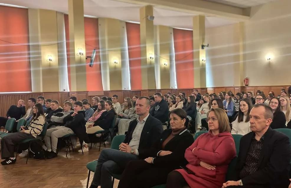 Dyrektor wystąpiła razem z uczniami na scenie - wyjątkowy koncert w jarocińskiej „jedynce” [ZDJĘCIA]