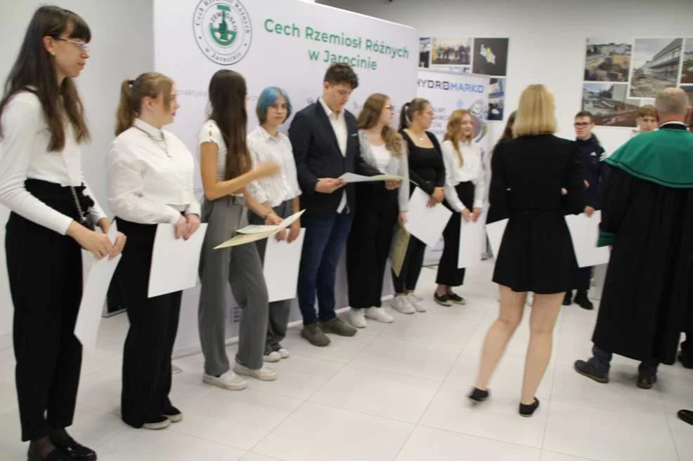W Jarocinie odbyła się uroczysta ceremonia Wyzwolin Czeladniczych, czyli przejścia z ucznia na czeladnika [ZDJĘCIA, SONDA]