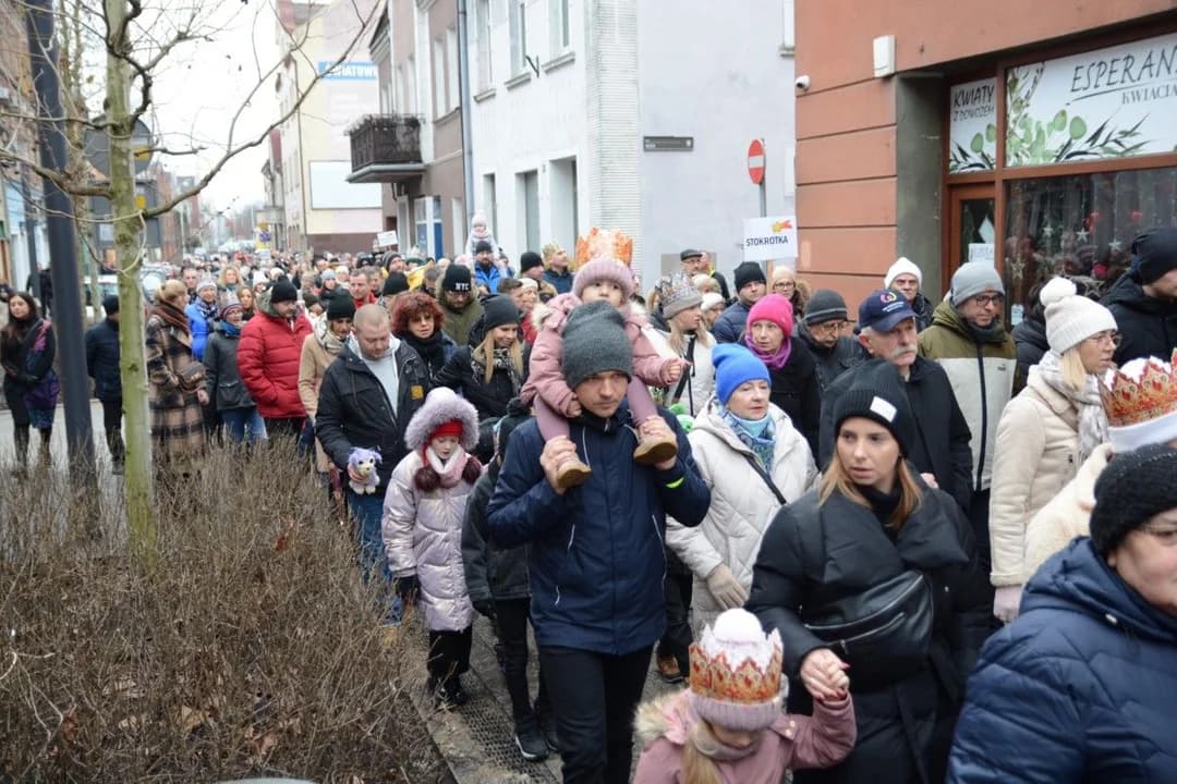 14. Jarocińskie Kolędowanie z Orszakiem Trzech Króli. Najwięcej było przedszkolaków  [ZDJĘCIA]