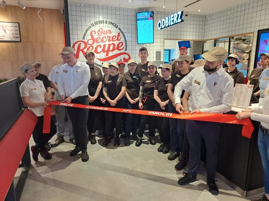 Dzisiaj otwarcie KFC w Jarocinie. Przed lokalem już ustawiają się kolejki [ZDJĘCIA]