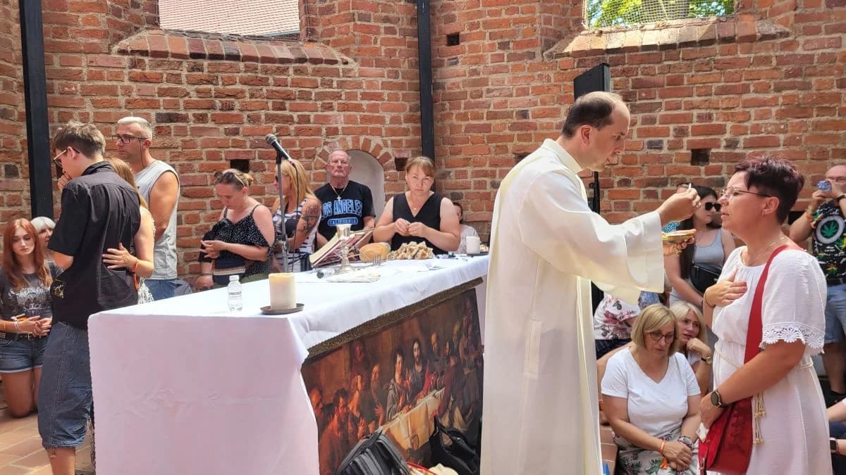 Msza Święta za zmarłych muzyków na Jarocin Festiwal 2024