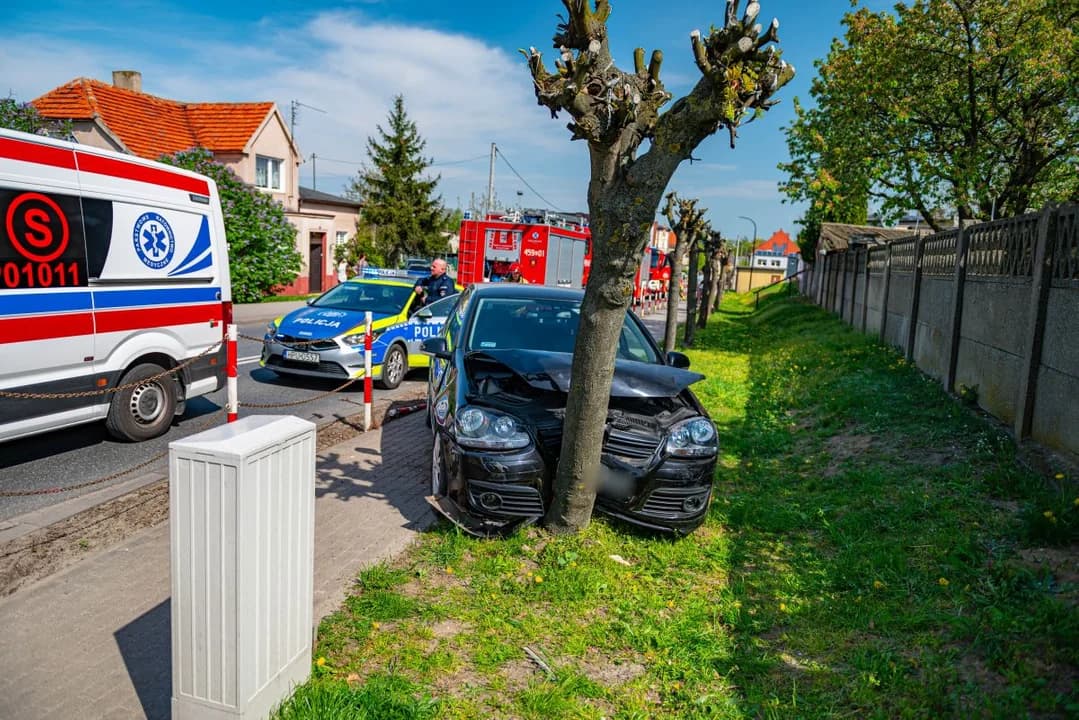 W Wielkanoc strażacy gasili... lodówkę w Witaszycach. W Poniedziałek Wielkanocny volkswagen uderzył w drzewo w Jaraczewie [ZDJĘCIA] — zdjęcie 3 z 25
