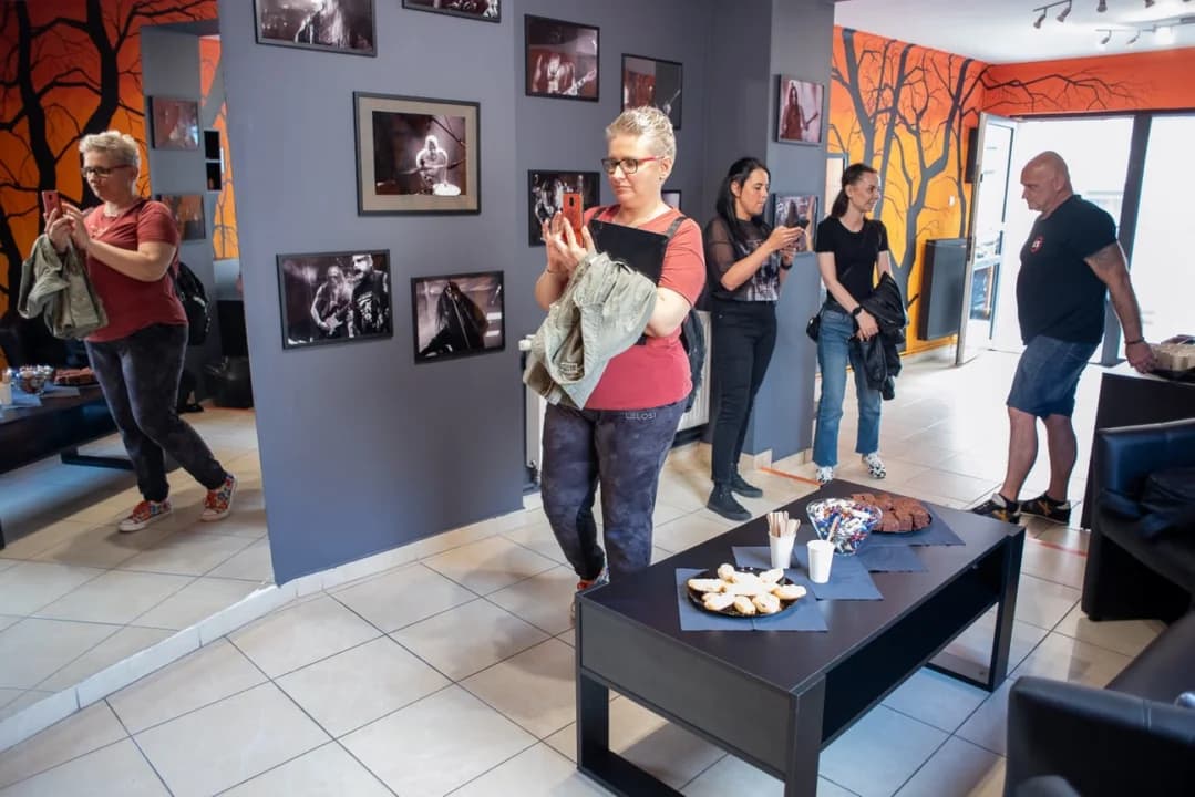 Fotografia koncertowa na ścianach studia tatuażu. Niezwykła wystawa w mieście [ZDJĘCIA] — zdjęcie 2 z 17