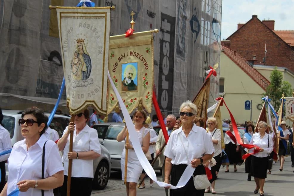 Procesja Bożego Ciała w Jarocinie — zdjęcie 4 z 271