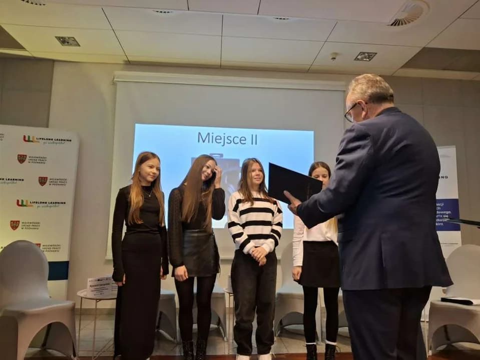 Uczennice jarocińskiej „trójki” wymyśliły zawód przyszłości i zgarnęły nagrodę w konkursie [ZDJĘCIA, SONDA]