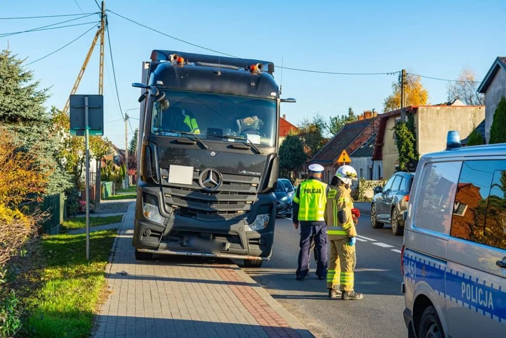 Poranny pośpiech na Wrocławskiej. Tir uderzył w auto dostawcze. Jedna osoba trafiła do szpitala. — zdjęcie 6 z 13