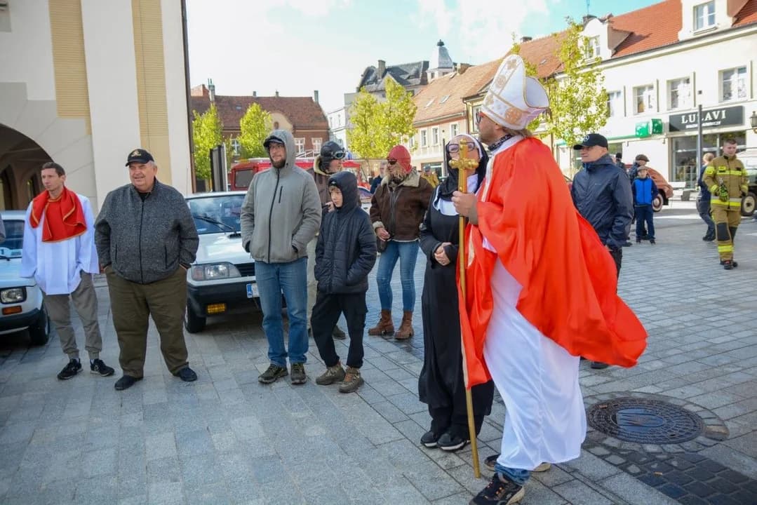 Pojazdy retro znów zawitały do Jarocina. Rajd Pojazdów Zabytkowych "Śladami Rezydencji Ziemiańskich [ZDJĘCIA]