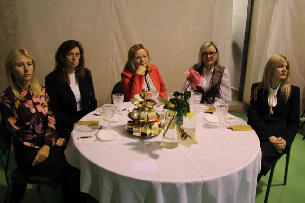 Dzień Nauczyciela w szkołach powiatu jarocińskiego - były podziękowania, kwiaty i nagrody - wiemy jakie [ZDJĘCIA] — zdjęcie 4 z 173