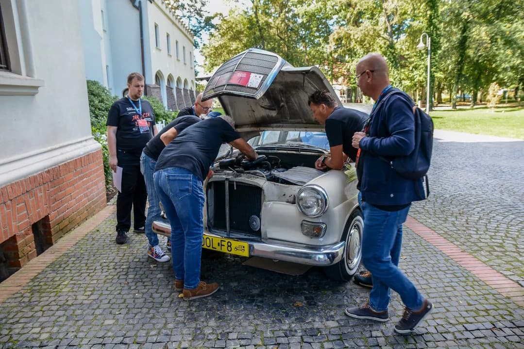 34. Zlot MB/8 Club Poland na rockowo. Przejazd przez Jarocin, bal w Żerkowie i pokaz w Śmiełowie [ZDJĘCIA]