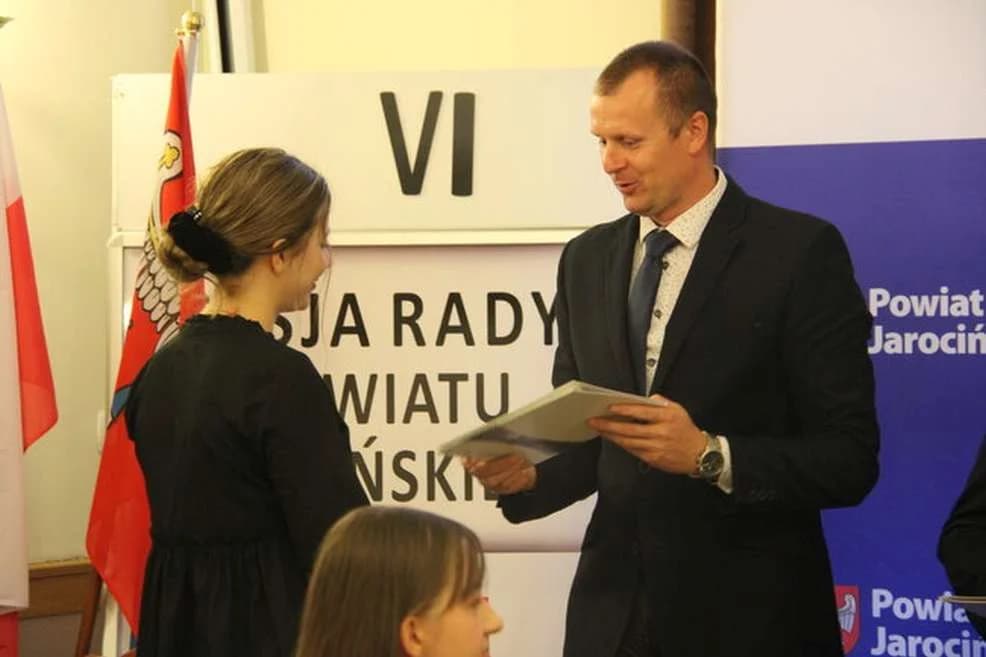 Najlepsi maturzyści ze szkół powiatu jarocińskiego nagrodzeni przez starostę [ZDJĘCIA, SONDA]