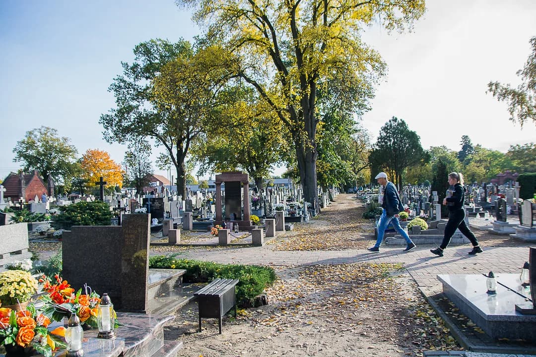 Przygotowania do Wszystkich Świętych 2023 Jarocin — zdjęcie 1 z 95
