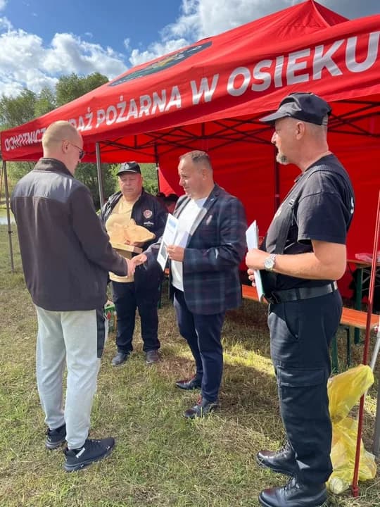 Puchary, nagrody i pamiątkowe dyplomy zostały wręczone uczestnikom przez Prezesa ZOG ZOSP RP w Nowym Mieście nad Wartą druha Piotra Haaka i wójta Gminy Nowe Miasto nad Wartą Wiesława Schreibera.