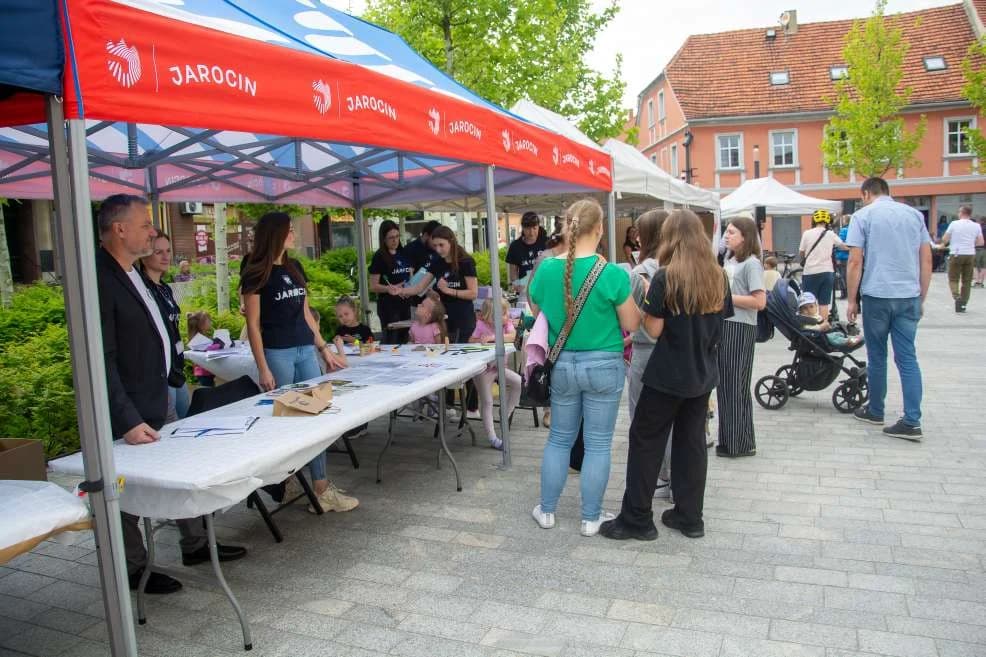 Wielkie święto na rynku - jarociński samorząd obchodzi 35. urodziny. Zobacz, kto był, a kogo zabrakło [ZDJĘCIA]