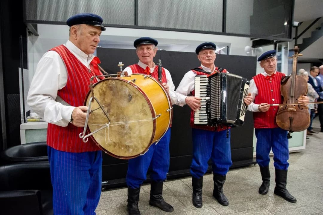 Gości w holu JOK-u witała kapela „Lututowianie”  z Lututowa. — zdjęcie 2 z 60