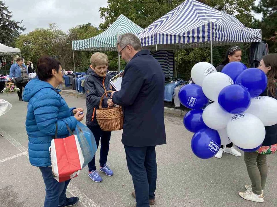 Rozdawali krówki wyborcze na targowisku. Jarosław Urbaniak z wizytą w Jarocinie