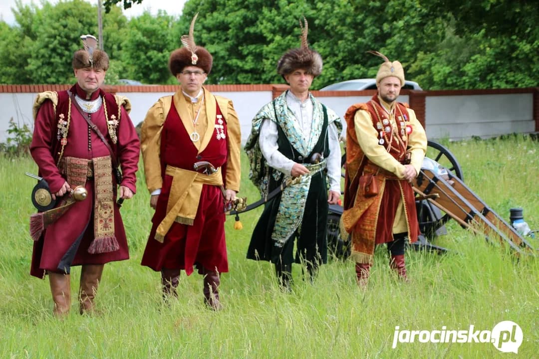 W trakcie składania urny z prochami Jana Klauzy, bracia kurkowi oddali salwy armatnie