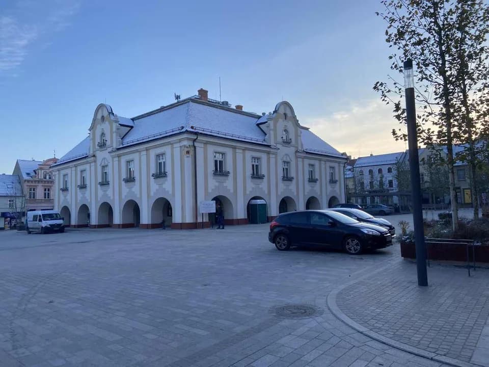 Parkują na wyremontowanym rynku w Jarocinie. Czy tak powinno być [SONDA]