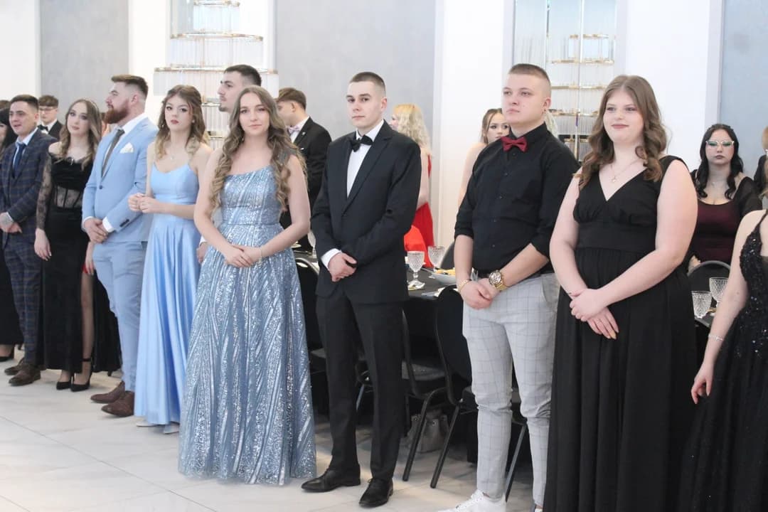 Gdy zegar wybił godzinę 18.00, a sala bankietowa „Gabi” w Mchach wypełniła się wystrojonymi gośćmi, stało się jasne, że ten wieczór przejdzie do historii Zespołu Szkół Przyrodniczo-Biznesowych w Tarcach.