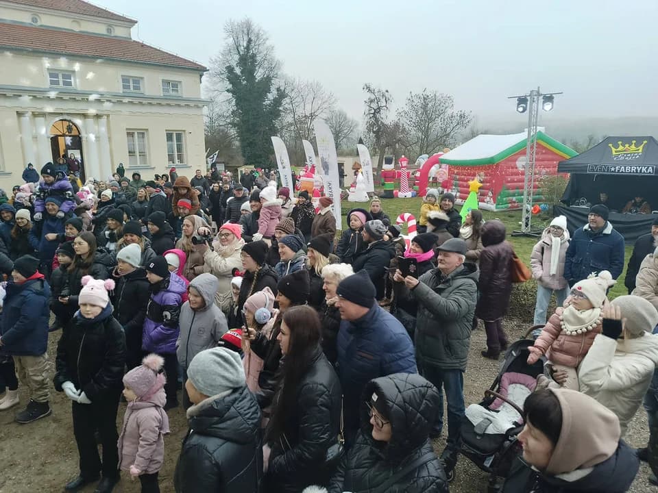 Tłumy na mikołajkach w muzeum w Śmiełowie. Na finał zaśpiewa Eleni [ZDJĘCIA] — zdjęcie 2 z 67