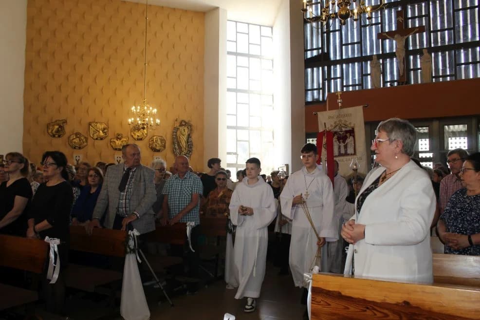 Tablica dla ojca Sylwina Wojdanowicza oraz jubileuszowy zjazd franciszkanów w Jarocinie — zdjęcie 2 z 211