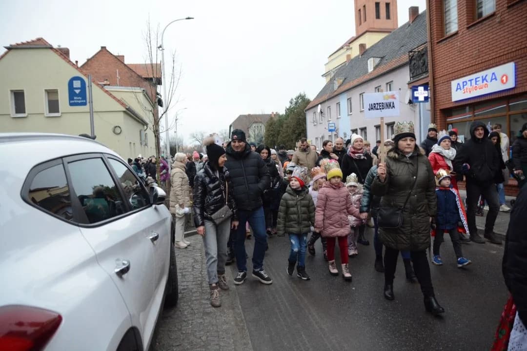 14. Jarocińskie Kolędowanie z Orszakiem Trzech Króli. Najwięcej było przedszkolaków  [ZDJĘCIA]