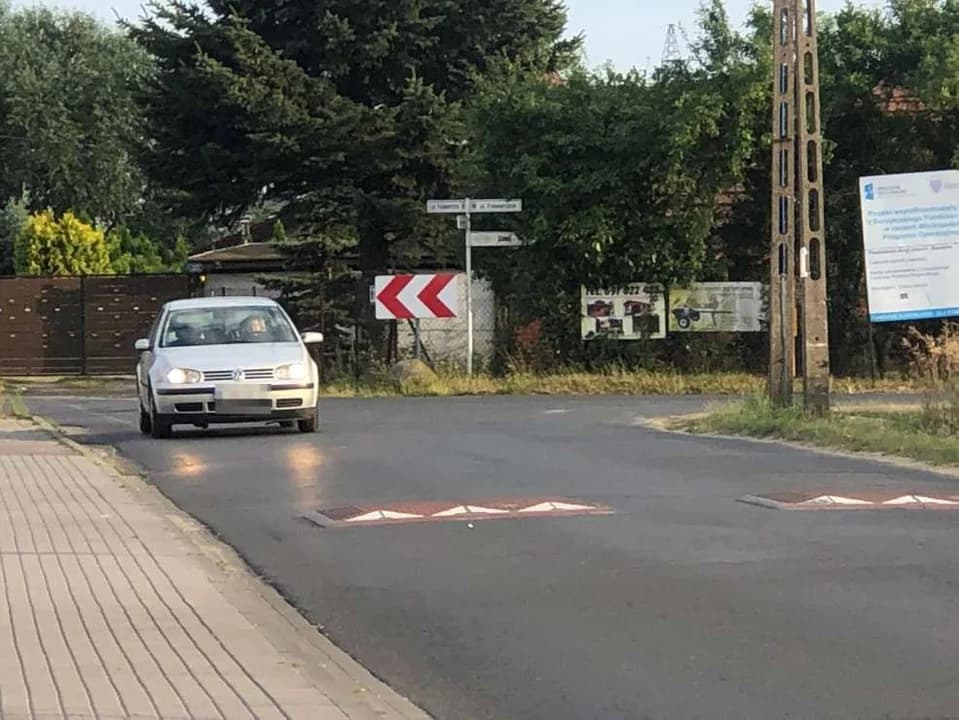 Na ulicy Warcianej w Jarocinie zamontowane zostały długo oczekiwane progi zwalniające [ZDJĘCIA]