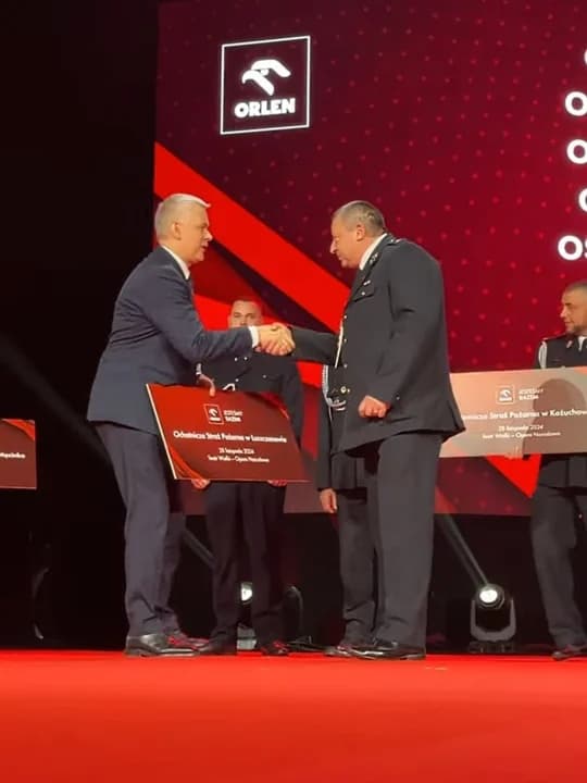 Prezes OSP Łuszczanów nagrodę odebrał od ministra Tomasza Siemoniaka — zdjęcie 3 z 4