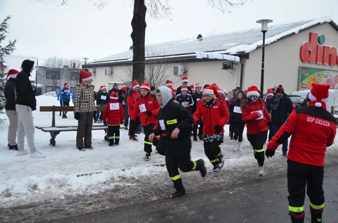 Prawie 200 osób wystartowało w I Mikołajkowym Biegu Strażackim w Cielczy