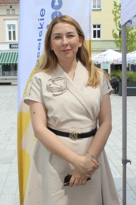 Poseł Barbara Oliwiecka gościła z mobilnym biurem poselskim w Jarocinie — zdjęcie 3 z 7