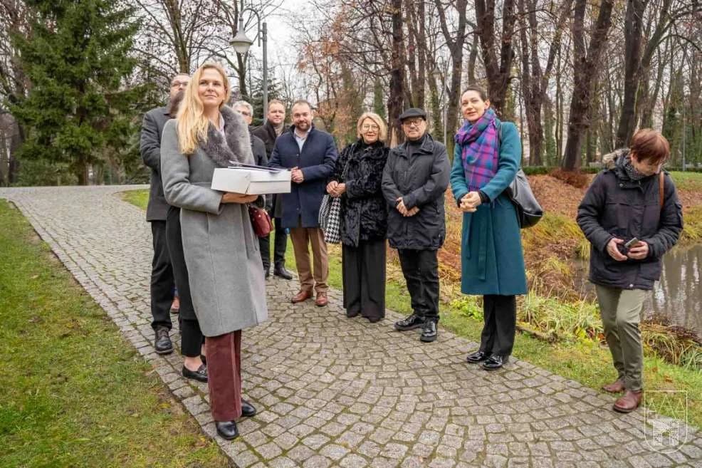 Dąb Eugeniusz został posadzony w parku Radolińskich w Jarocinie — zdjęcie 2 z 14
