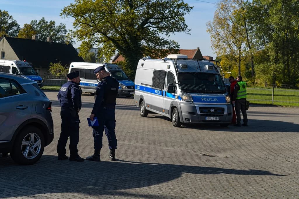 Katastrofa samolotu, uzbrojeni przestępcy i działania antyterrorystów - duże ćwiczenia policji i służb ratowniczych [ZDJĘCIA I FILM]