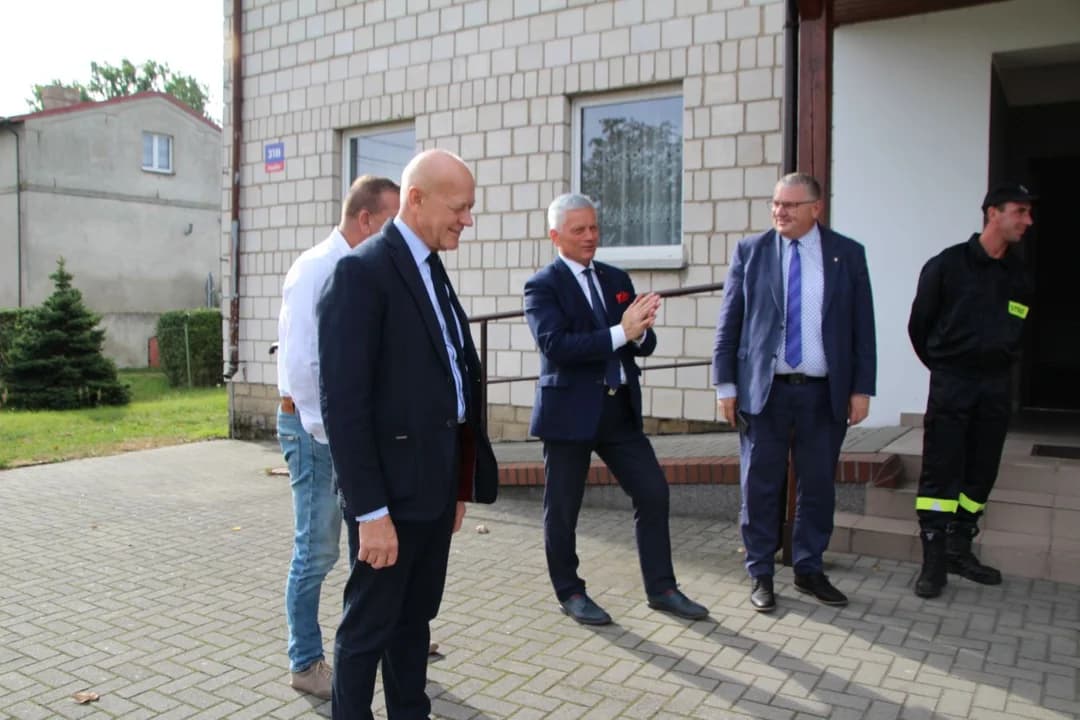 Wicemarszałek Grabowski przywiózł pieniądze na modernizację świetlicy w Radlinie