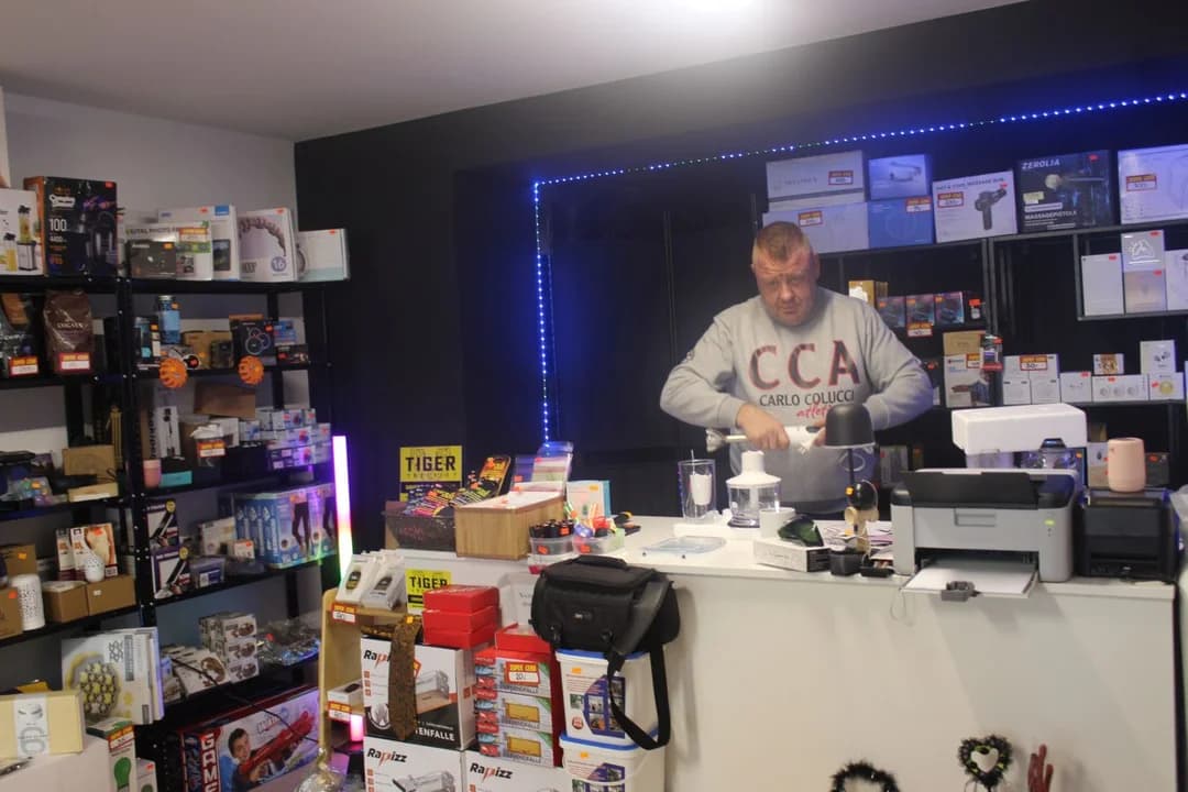 „Zakup w ciemno”. Paweł Gendera z gminy Kotlin licytuje palety w znanym reality show TTV [ZDJĘCIA]