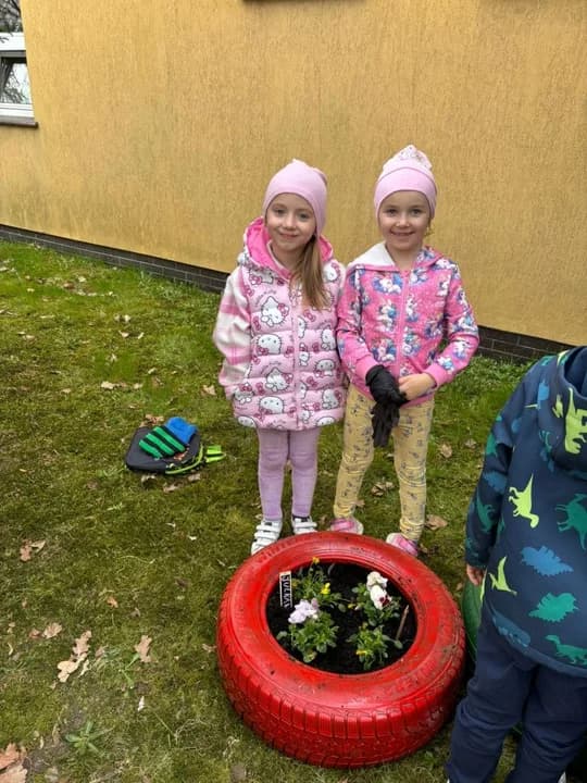 Wiosenna magia w Woli Książęcej: „Motylki” budują kwiatową gąsienicę — zdjęcie 6 z 14