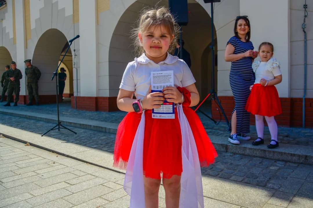 Biało-czerwony happening z ciastkami na rynku. Dzień Flagi w Jarocinie [ZDJĘCIA] — zdjęcie 2 z 32